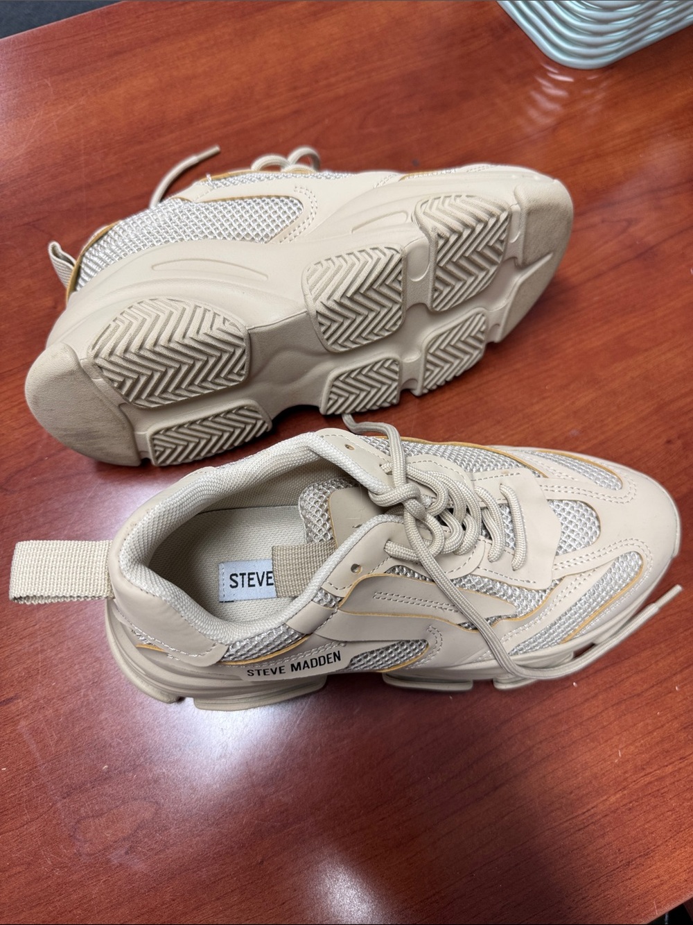 Steve Madden sneakers size 6.5 // 092347